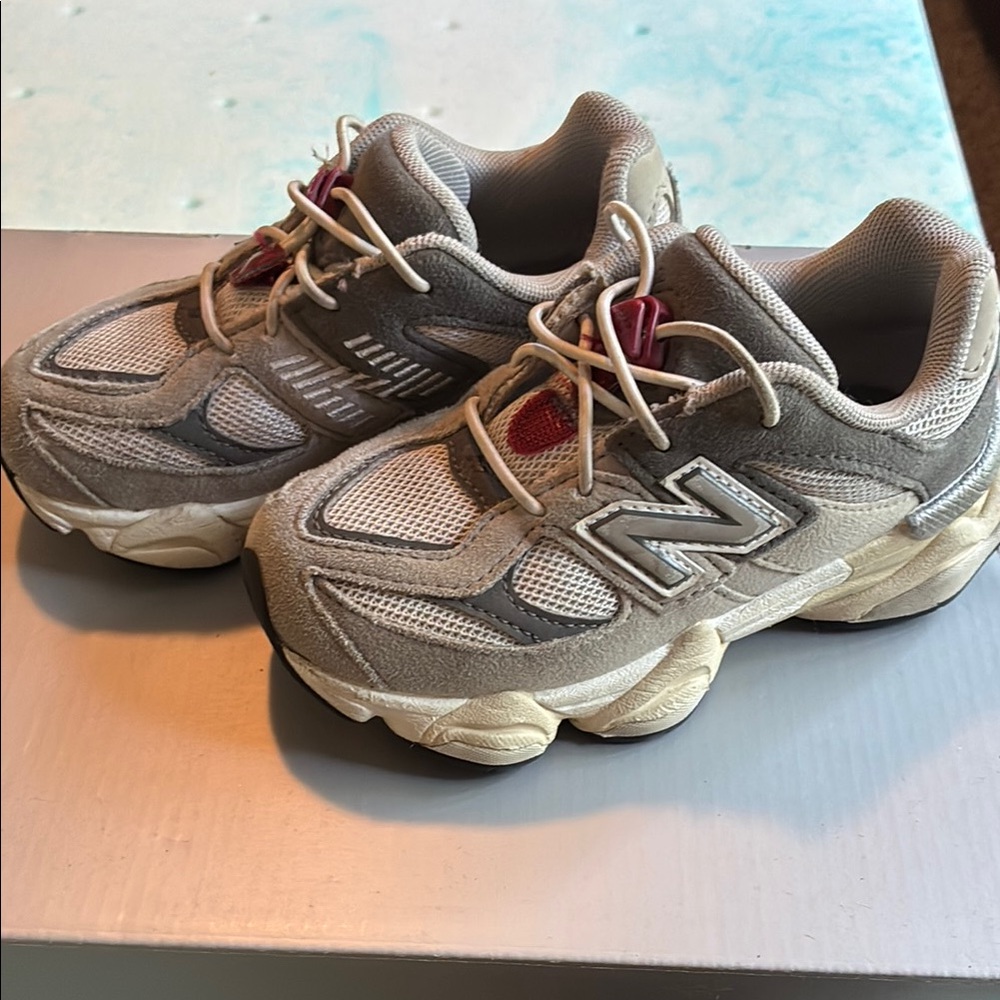Kids Size 10 New Balance Gray and Cream Retro Sneakers with Cushioned Midsole